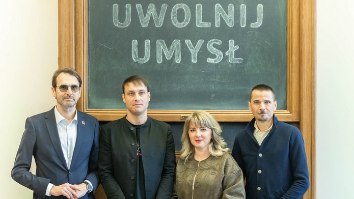 Rector of the University of Lodz, Prof. dr hab. Rafał Matera together with the UniLodz Vice-Rector for Popularisation of Science and Education, dr hab. Krzysztof Pabis, Aswsociate Professor at the University of Lodz and Maciej Szymański from the SpeakLeash Foundation and representing both institutions, dr hab. Anita Ciesielska, Associate Professor at the Faculty of Biology and Environmental Protection, University of Lodz