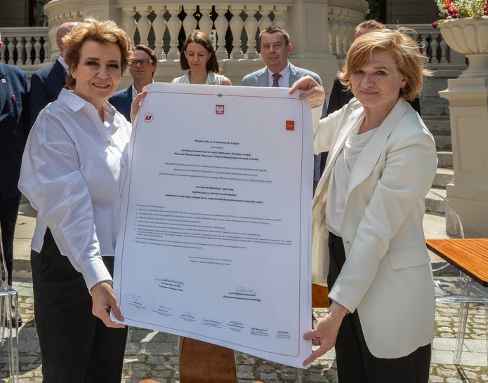 Prezydent Miasta Łodzi Hanna Zdanowska i Rektor UŁ prof. Elżbieta Żądzińska z podpisym listem intencyjnym