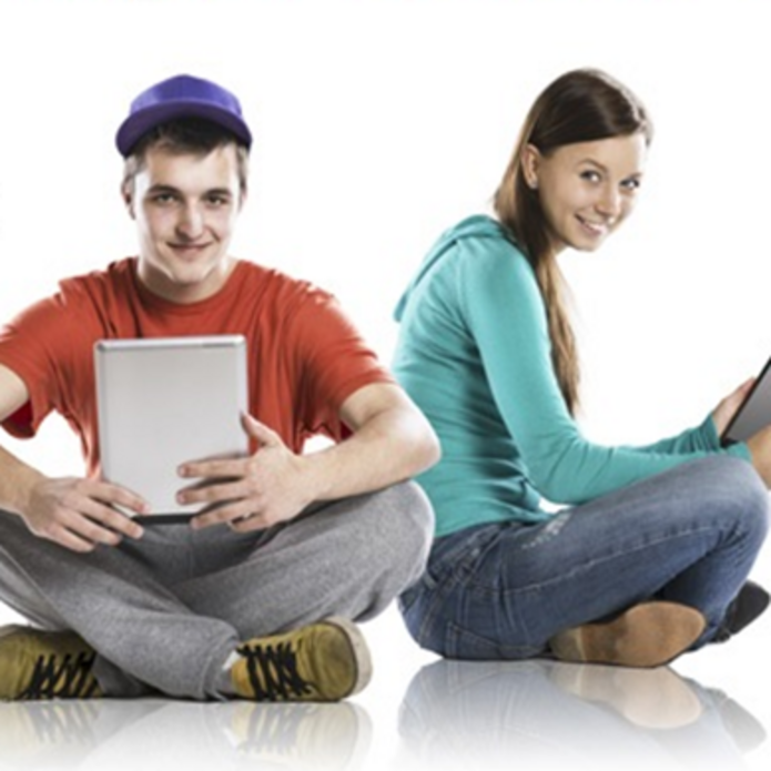 Kobieta i mężczyzna z tabletami