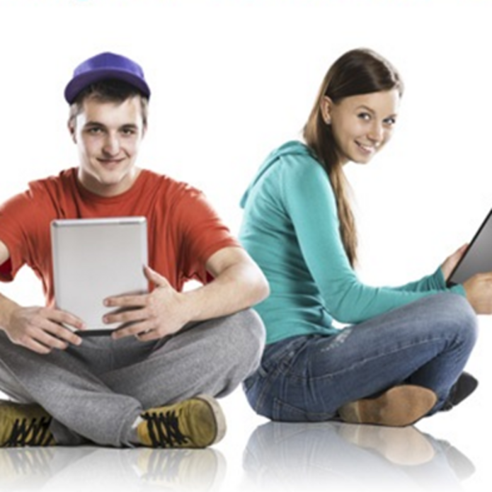 Siedzący mężczyzna i kobieta z tabletami