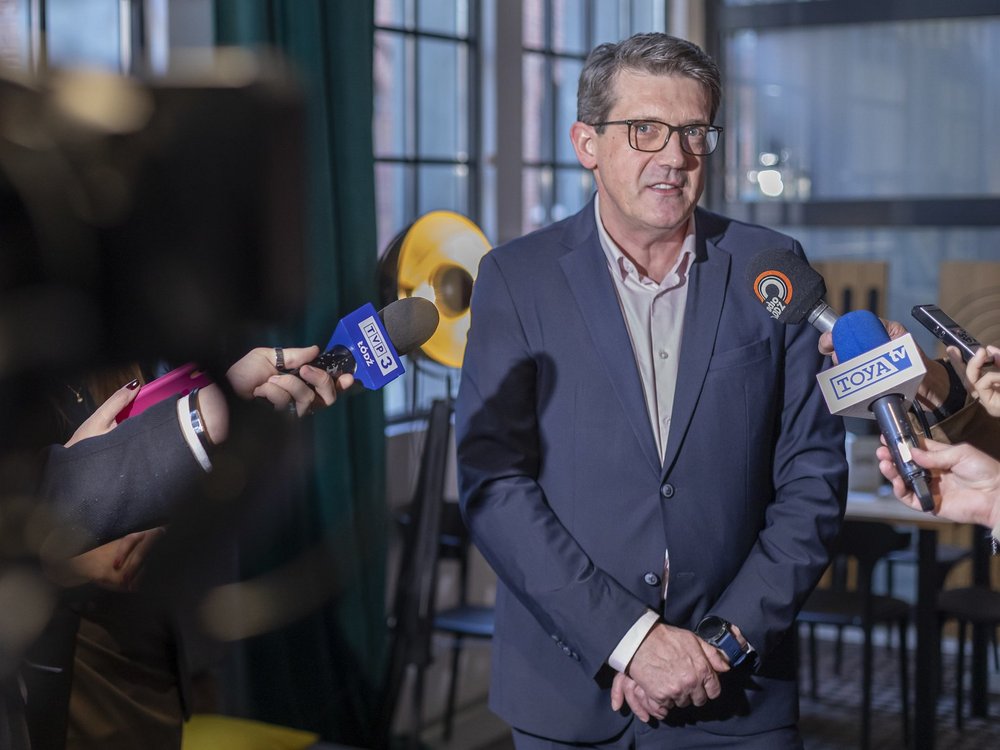 Tomasz Wolanowski podczas briefingu