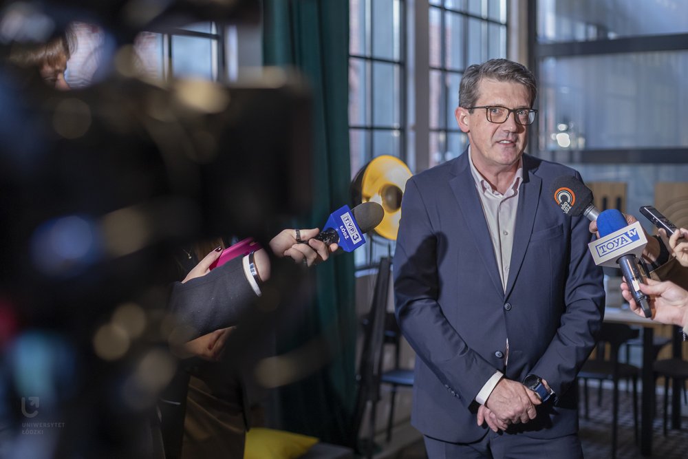 Tomasz Wolanowski podczas briefingu