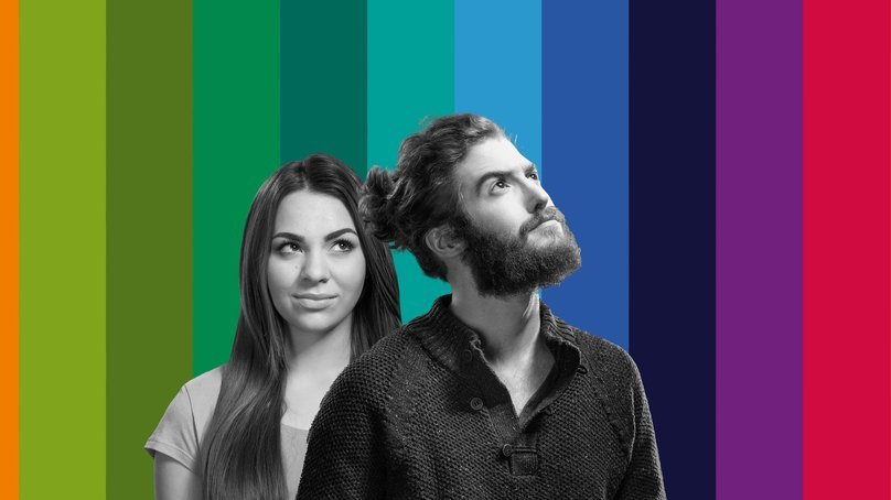 Studenci chłopak i dziewczyna na tle kolorowych pasów 