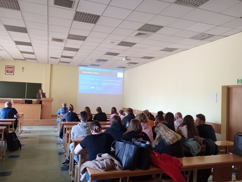 studenci na auli 3 podczas wykładu