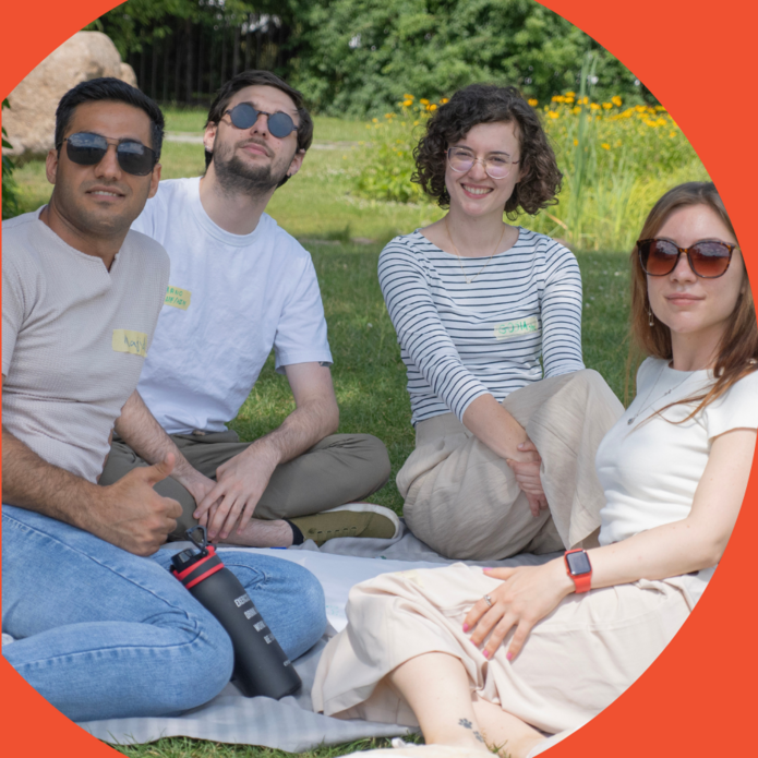 Czworo ludzi na łące