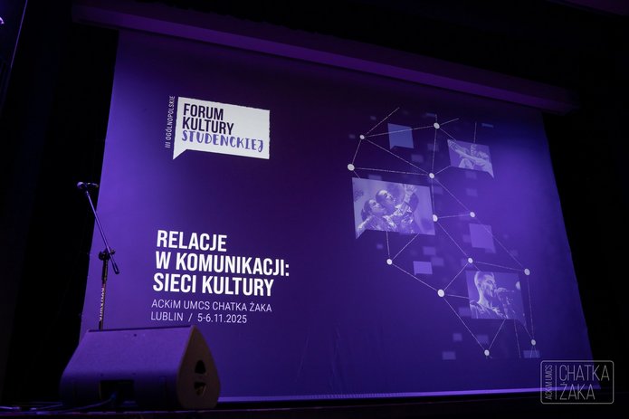 Zdjęcie przedstawia ekran na którym wyświetlona jest grafika z napisem Forum Kultury Studenckiej. Całość w kolorach fiolet i czerń.
