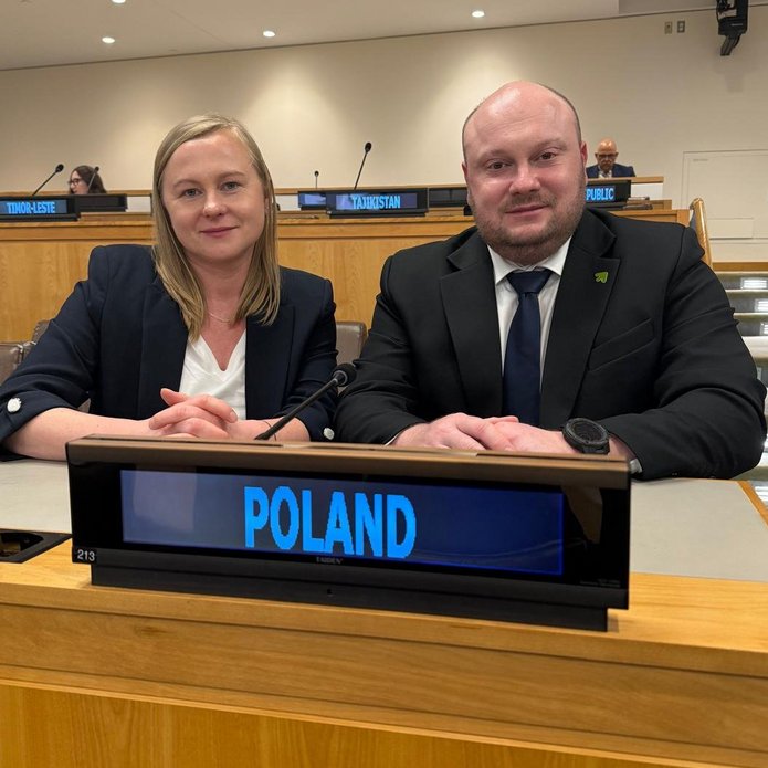 mgr Karolina Tomczyk i dr hab. Michał Bijak, prof. UŁ - Centrum Zapobiegania Zagrożeniom Biologicznym WBiOŚ UŁ, zdjęcie