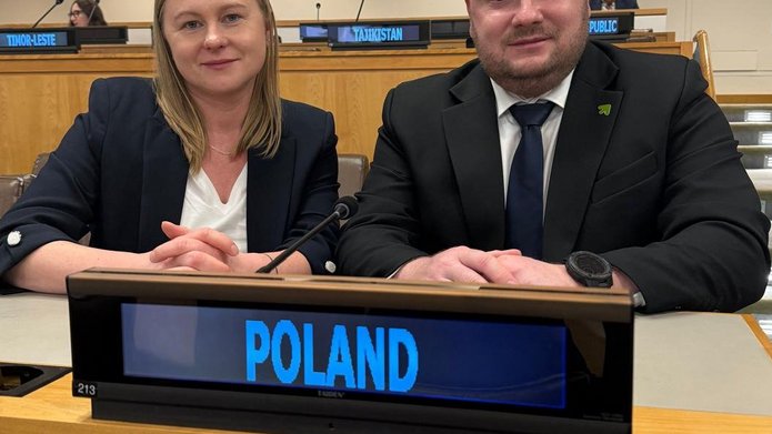 mgr Karolina Tomczyk i dr hab. Michał Bijak, prof. UŁ - Centrum Zapobiegania Zagrożeniom Biologicznym WBiOŚ UŁ, zdjęcie