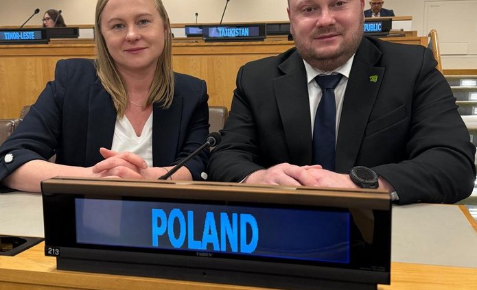 mgr Karolina Tomczyk i dr hab. Michał Bijak, prof. UŁ - Centrum Zapobiegania Zagrożeniom Biologicznym WBiOŚ UŁ, zdjęcie