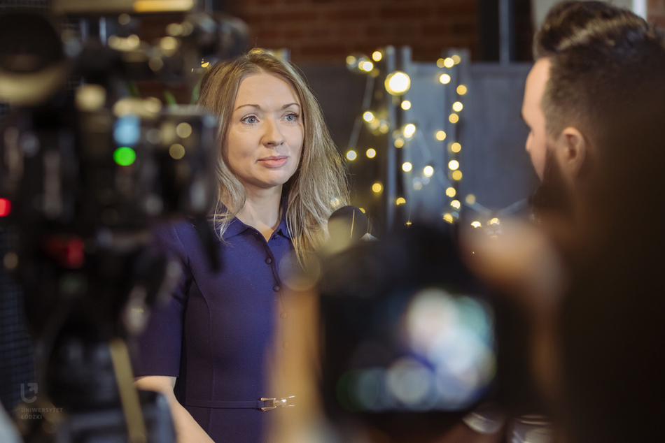Dr hab. Małgorzata Kurzynoga, prof. UŁ (WPiA) odpowiadająca na pytania dziennikarzy