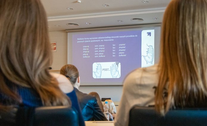 uczestnicy spotkania Środy z polonistyką na auli podczas wykładu