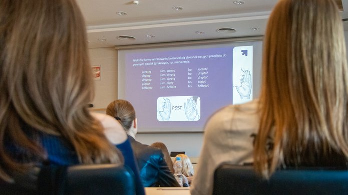 uczestnicy spotkania Środy z polonistyką na auli podczas wykładu