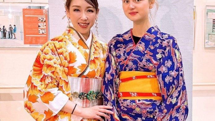 Stypendystka w galerii w kimonie