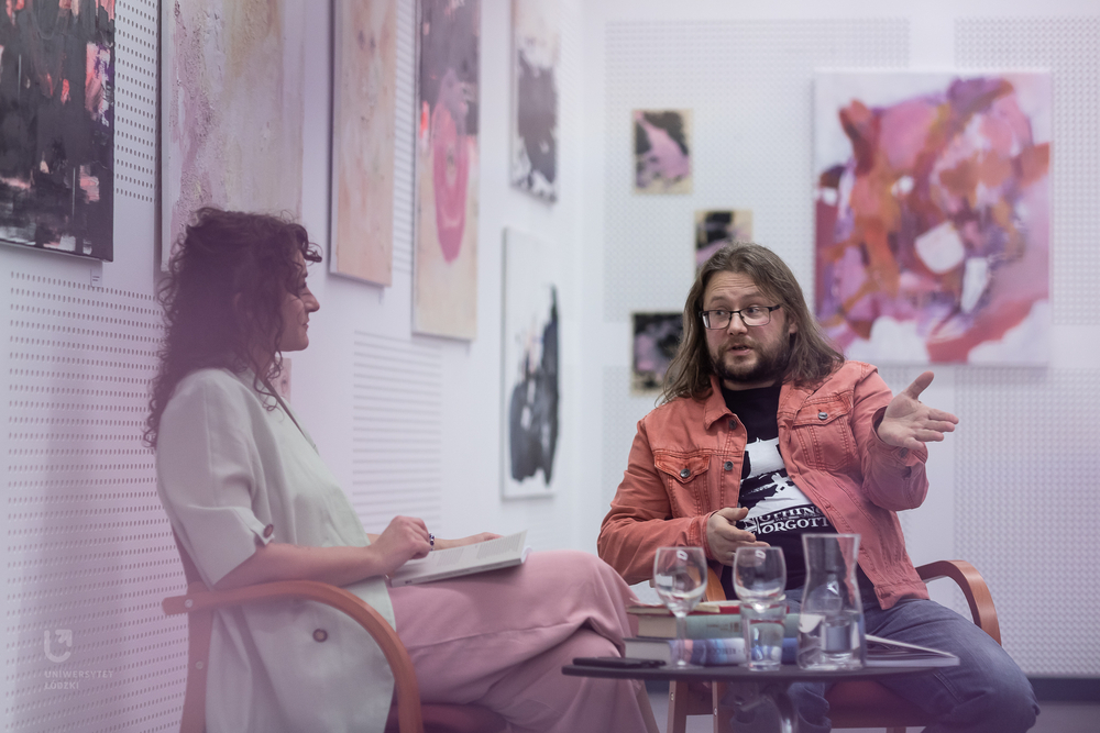 prowadzący i artystka prowadzący i artystka