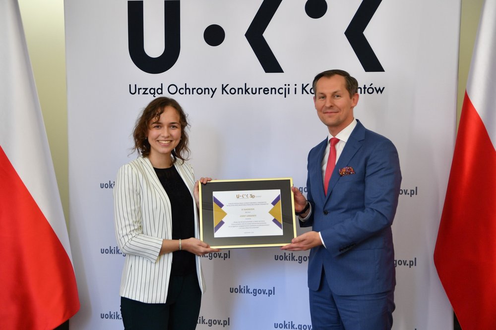 Anna Urbanek collecting the award