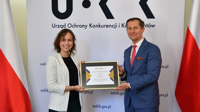 Anna Urbanek odbierająca nagrodę