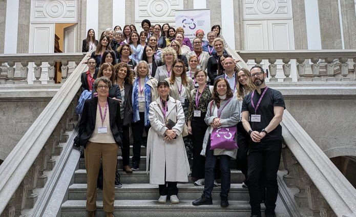 zdjęcie grupowe uczestniczek i uczestników konferencji w Porto