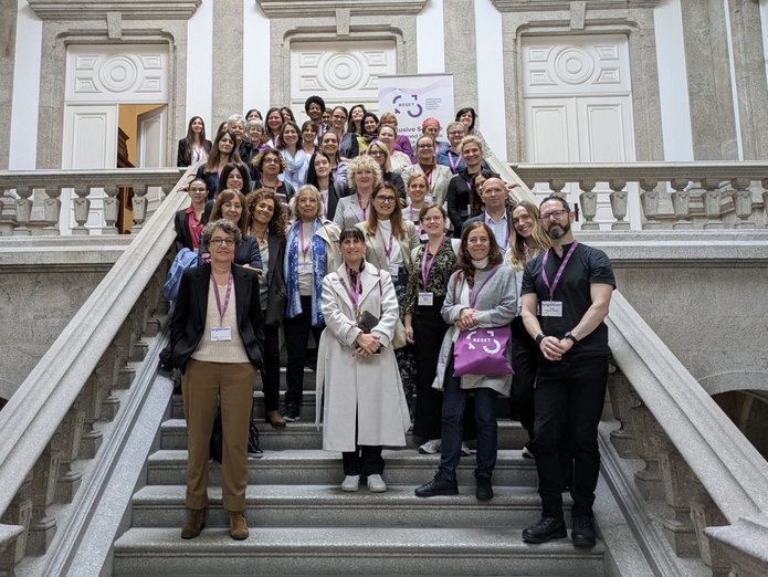 zdjęcie grupowe uczestniczek i uczestników konferencji w Porto