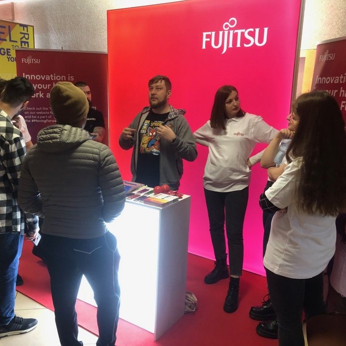 Grupa młodych ludzi na targach pracy