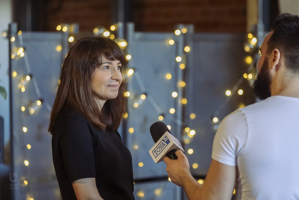 Dr Aleksandra Krupa-Ławrynowicz z Wydziału Filozoficzno-Historycznego UŁ, odpowiadająca na pytania dziennikarza