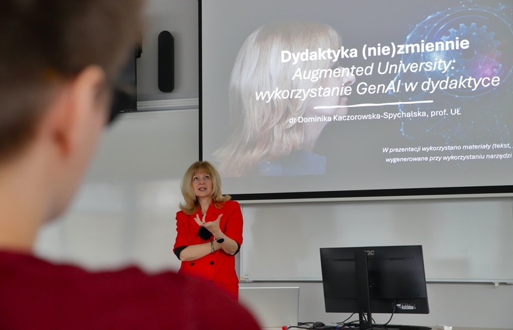 Dominika Kaczorowska-Spychalska podczas wystąpienia