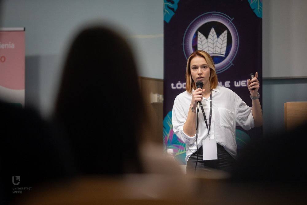 prowadząca prelekcję podczas Jungle Web