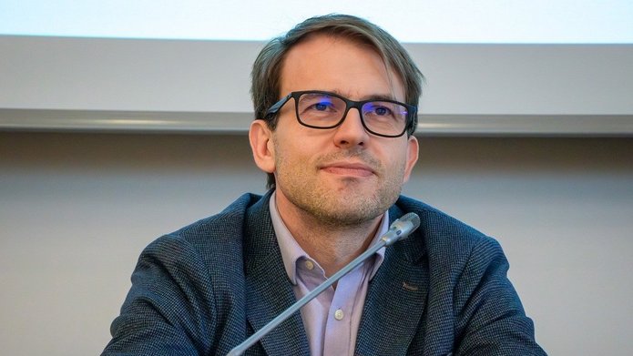 a portrait photo of Prof. Piotr Pęzik