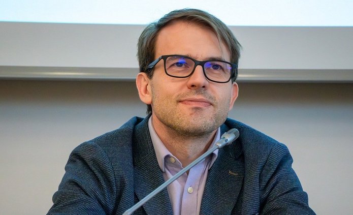 a portrait photo of Prof. Piotr Pęzik