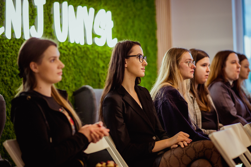 Laureaci nagród słuchający wystąpienia Laureaci nagród słuchający wystąpienia