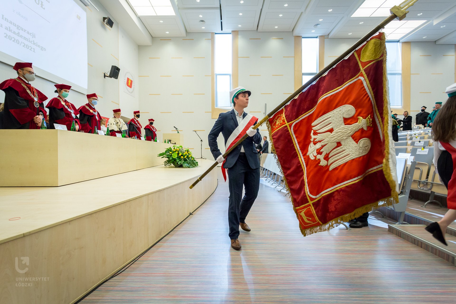A student with the banner of the University