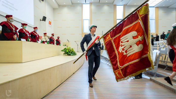 A student with the banner of the University
