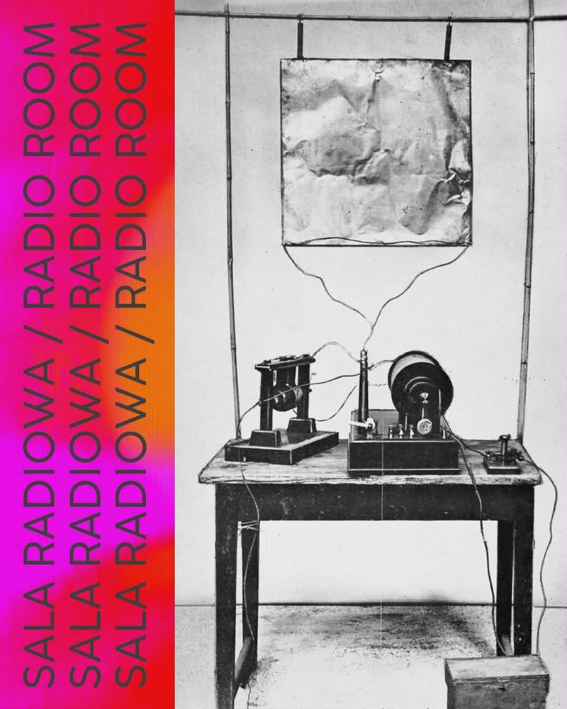 The photo shows an old radio device.