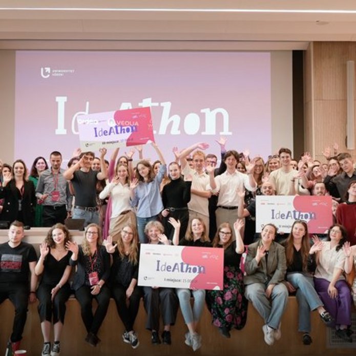 uczestnicy wydarzenia podczas finału Ideathonu