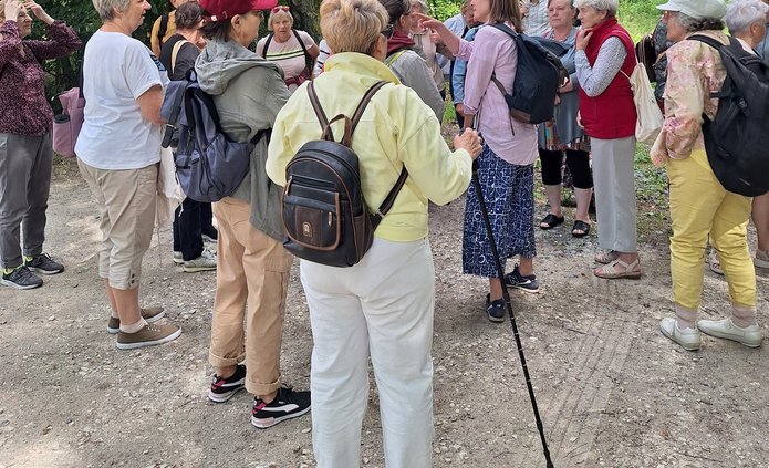 Seniorzy spacerują po rezerwacie Parowy Janinowskie