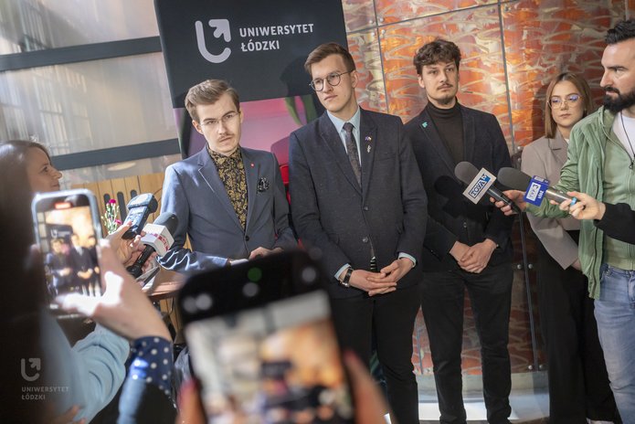 uczestnicy briefingu podczas śniadania prasowego UŁ