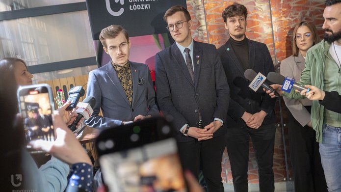 uczestnicy briefingu podczas śniadania prasowego UŁ