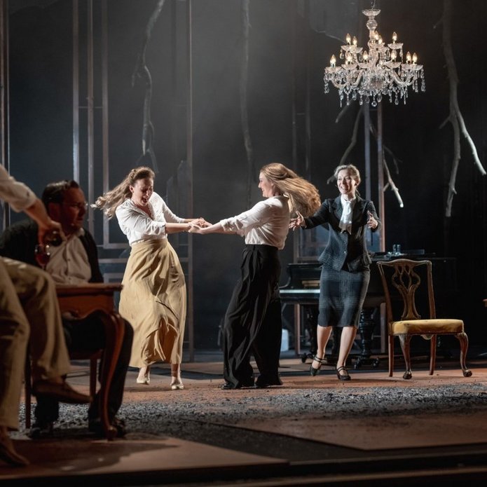 Zdjęcie ze spektaklu "Biedermannowie" w Teatrze Powszechnym