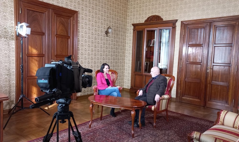 prof. Wiesław Puś podczas rozmowy z Joanną Goszcz-Stasiak, dziennikarką TVP w Pałacu Biedermanna 