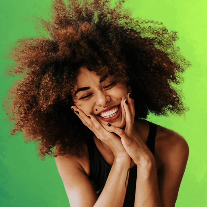 a decorative element: a smiling young woman on a green background uśmiechnięta młoda kobieta na zielonym tle