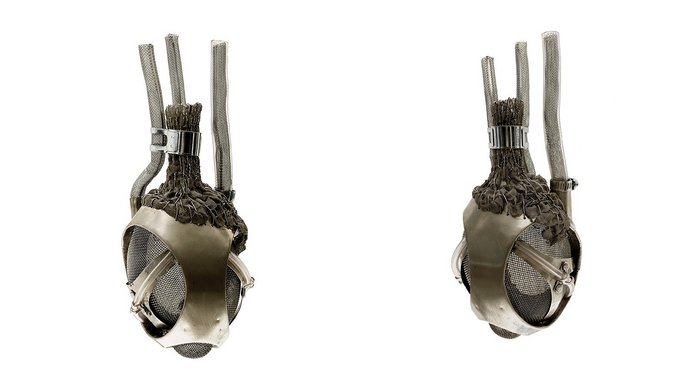 Zdjęcie autorskich obiektów z wystawy "Tomorrow You" z motywem sztucznego serca. 