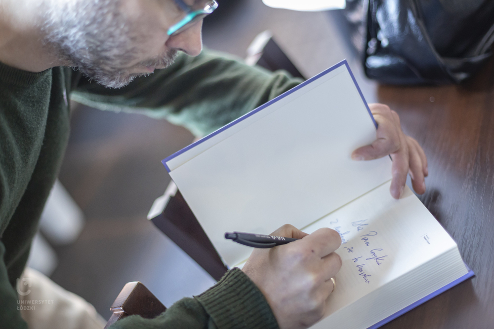 dr Jakub Gałęziowski podpisuje swoją książkę dr Jakub Gałęziowski podpisuje swoją książkę