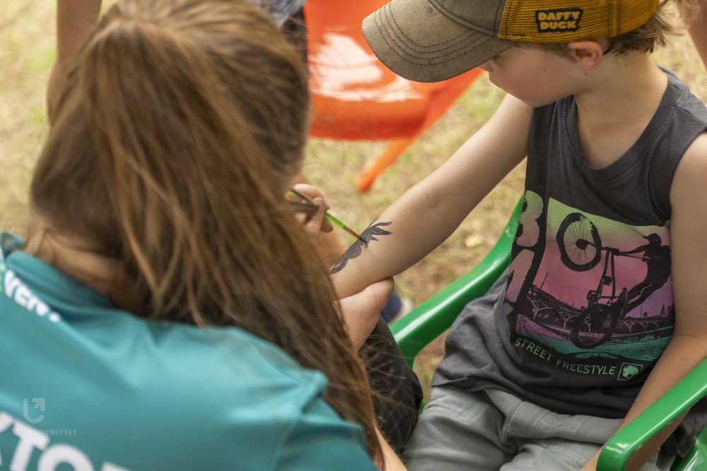 atrakcje dla dzieci podczas pikniku, malowanie na rękach