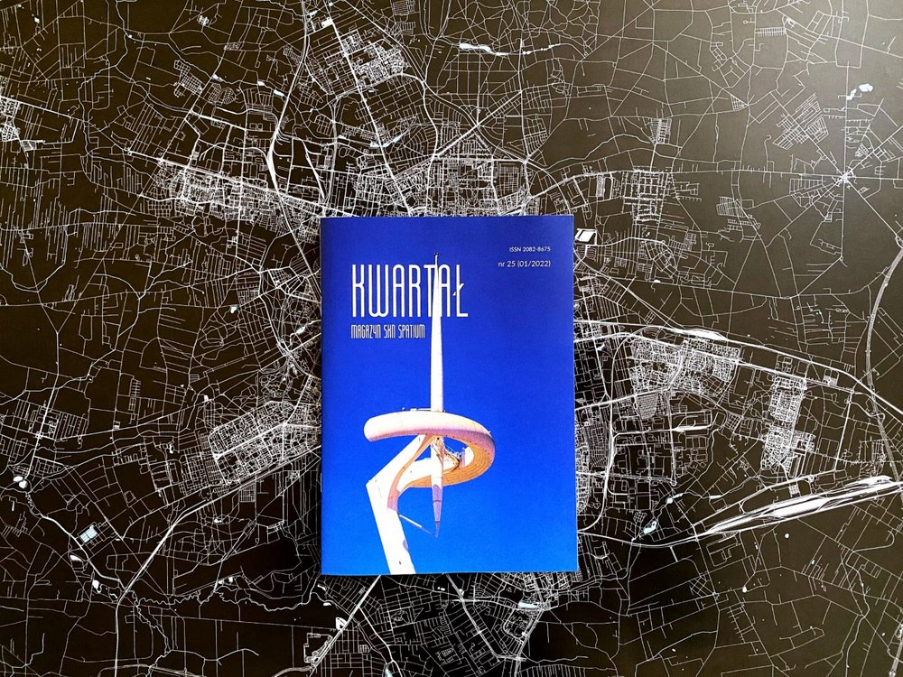 Jubileuszowe wydanie magazynu Kwartał na tle czarno-białej mapy Łodzi