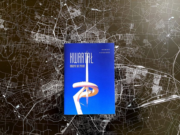 Jubileuszowe wydanie magazynu Kwartał na tle czarno-białej mapy Łodzi