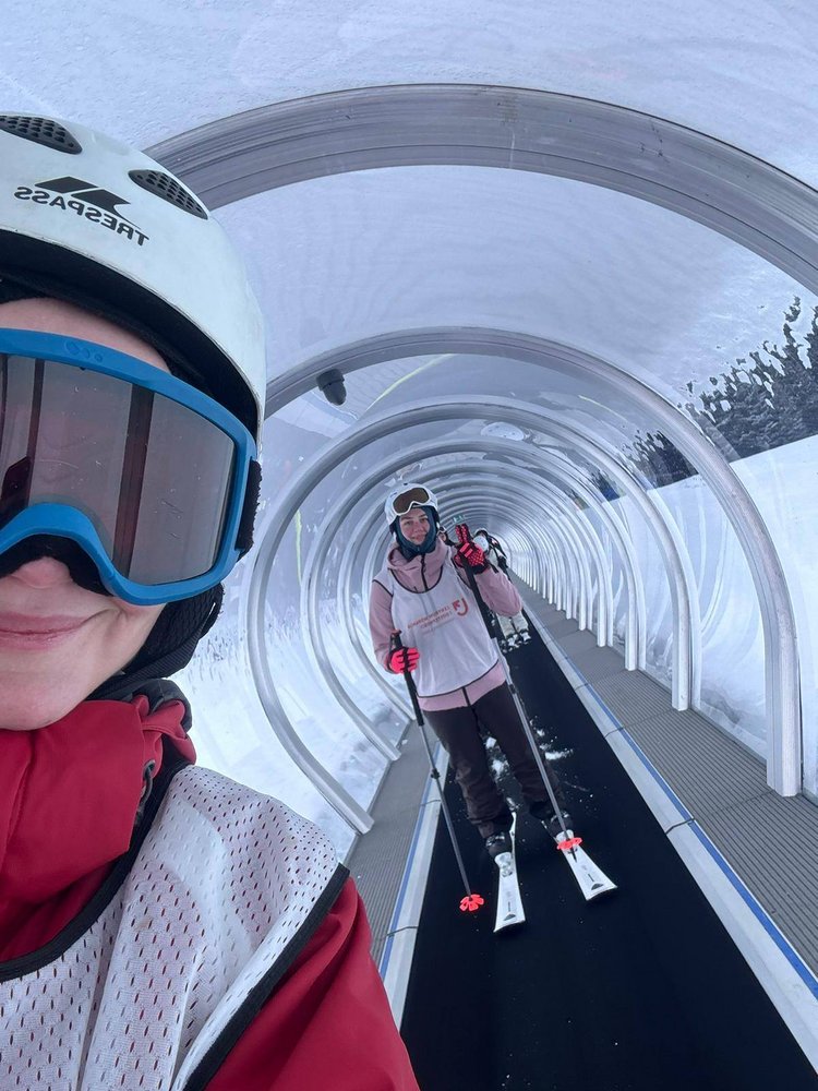 Zdjęcie-dwie uczestniczki w drodze na wyciąg narciarski