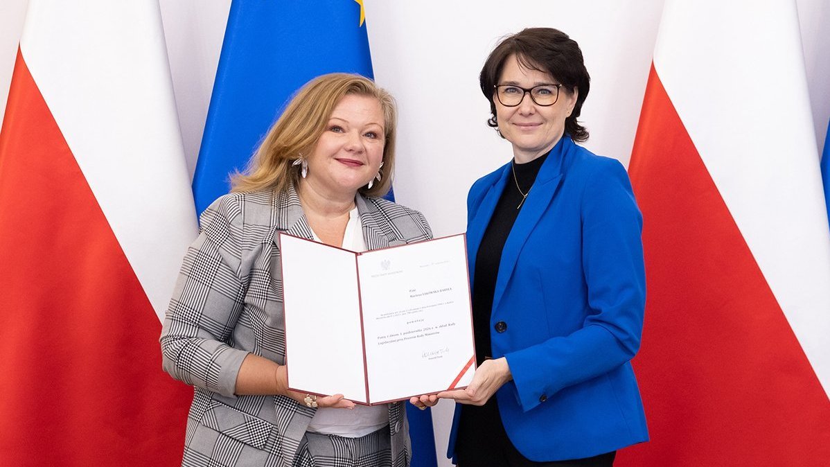 Dwie kobiety trzymające akt powołania w skład Rady Legislacyjnej 