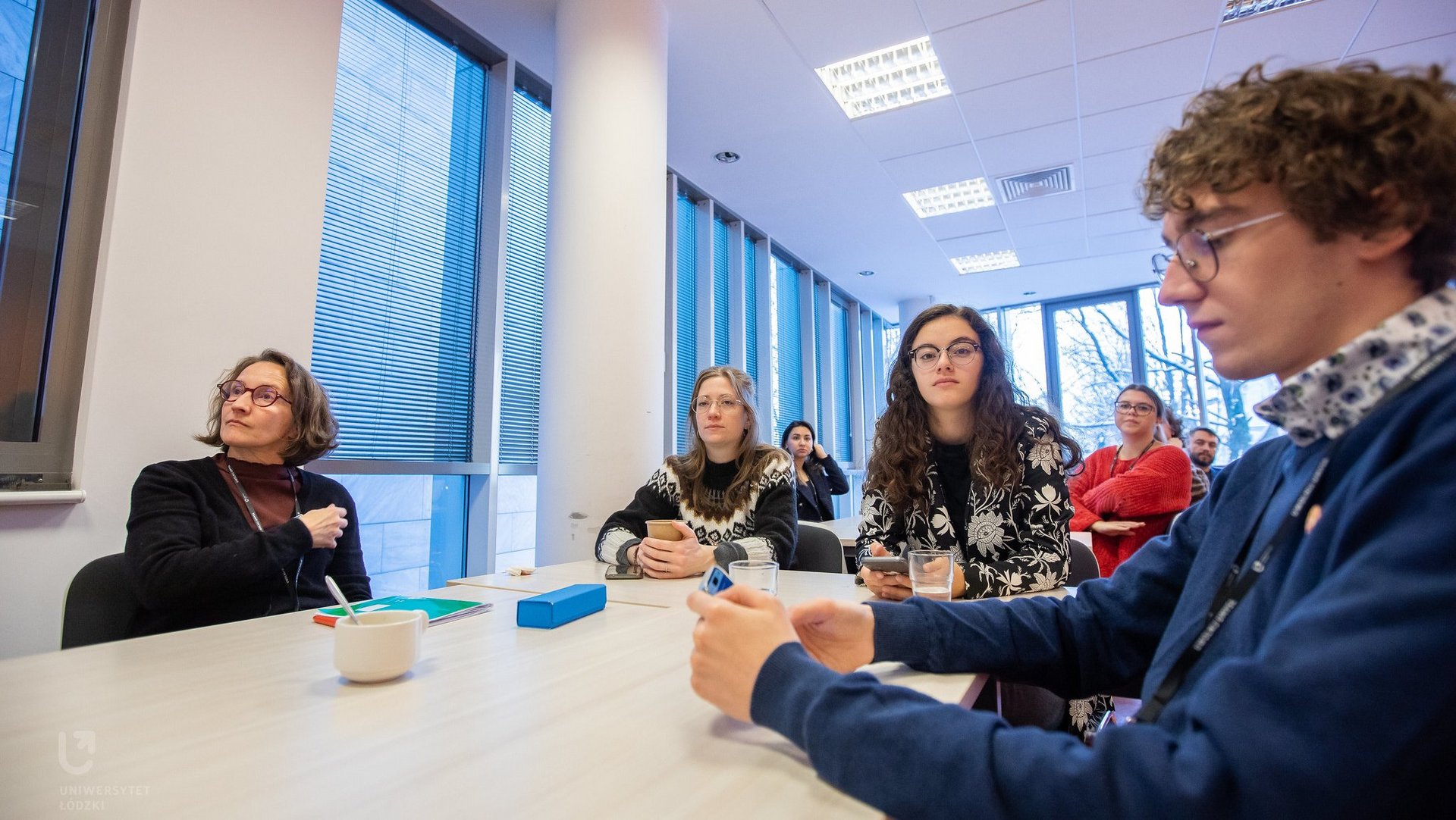 grupa ludzi współpracuje przy biurku 