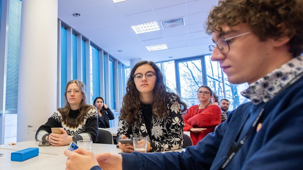 ludzie podczas spotkania