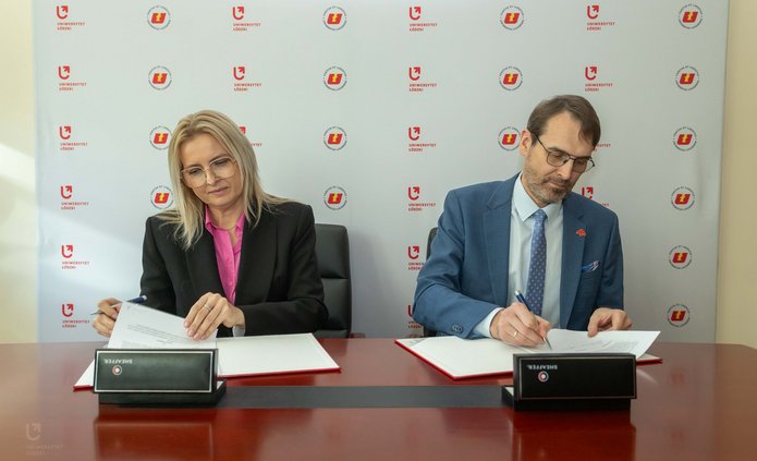 a photo from the signing of the agreement: the University of Lodz Rector, Prof. Rafał Matera and the Foundation President, Agnieszka Smarzyńska 