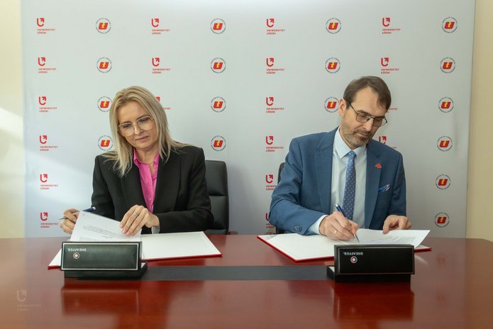 zdjęcie z podpisania umowy